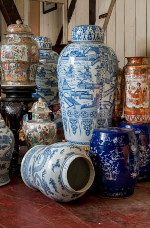 A PAIR OF CHINESE EXPORT BLUE AND WHITE PORCELAIN 'SOLDIER' VASES AND COVERS, ON GILTWOOD STANDS - photo 11