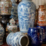 A PAIR OF CHINESE EXPORT BLUE AND WHITE PORCELAIN 'SOLDIER' VASES AND COVERS, ON GILTWOOD STANDS - Foto 11