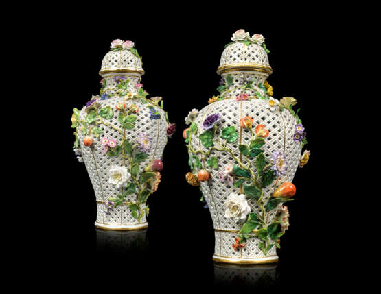 Meissen Porcelain Factory. A PAIR OF LARGE MEISSEN PORCELAIN FLOWER-ENCRUSTED PIERCED VASES AND COVERS - Foto 1