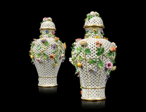 Meissen Porcelain Factory. A PAIR OF LARGE MEISSEN PORCELAIN FLOWER-ENCRUSTED PIERCED VASES AND COVERS - Foto 2