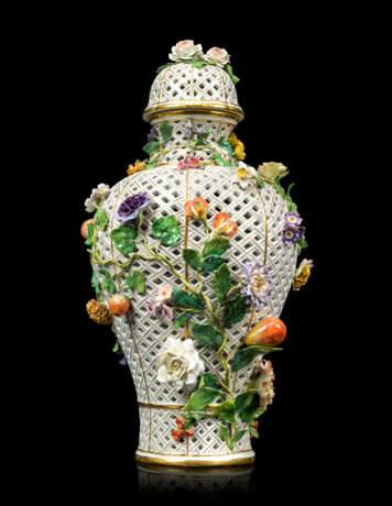 Meissen Porcelain Factory. A PAIR OF LARGE MEISSEN PORCELAIN FLOWER-ENCRUSTED PIERCED VASES AND COVERS - photo 3