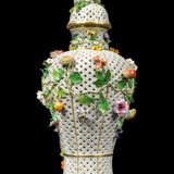 Meissen Porcelain Factory. A PAIR OF LARGE MEISSEN PORCELAIN FLOWER-ENCRUSTED PIERCED VASES AND COVERS - photo 4
