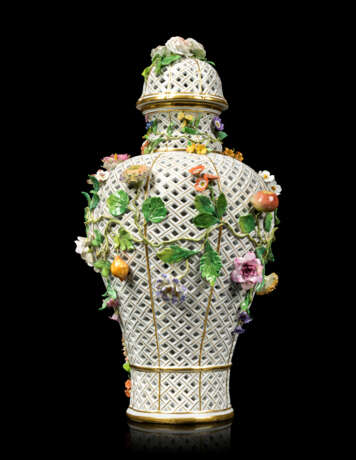 Meissen Porcelain Factory. A PAIR OF LARGE MEISSEN PORCELAIN FLOWER-ENCRUSTED PIERCED VASES AND COVERS - photo 4