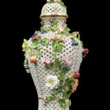 Meissen Porcelain Factory. A PAIR OF LARGE MEISSEN PORCELAIN FLOWER-ENCRUSTED PIERCED VASES AND COVERS - фото 6