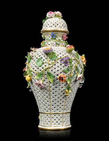 Meissen Porcelain Factory. A PAIR OF LARGE MEISSEN PORCELAIN FLOWER-ENCRUSTED PIERCED VASES AND COVERS - фото 7