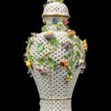Meissen Porcelain Factory. A PAIR OF LARGE MEISSEN PORCELAIN FLOWER-ENCRUSTED PIERCED VASES AND COVERS - Foto 7