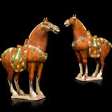 A PAIR OF CHINESE GLAZED POTTERY HORSES - фото 1
