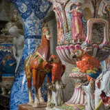 A PAIR OF CHINESE GLAZED POTTERY HORSES - Foto 9