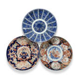 A GROUP OF THREE LARGE JAPANESE IMARI CHARGERS - Foto 1