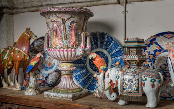 A GROUP OF THREE LARGE JAPANESE IMARI CHARGERS - photo 2