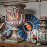 A GROUP OF THREE LARGE JAPANESE IMARI CHARGERS - photo 2