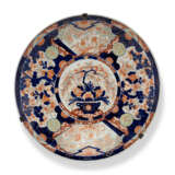 A GROUP OF THREE LARGE JAPANESE IMARI CHARGERS - photo 3