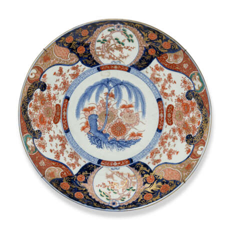 A GROUP OF THREE LARGE JAPANESE IMARI CHARGERS - Foto 5