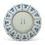 A GROUP OF THREE LARGE JAPANESE IMARI CHARGERS - photo 8