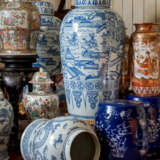 A NEAR PAIR OF CHINESE COBALT-BLUE AND WHITE GARDEN SEATS - Foto 2