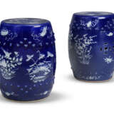 A NEAR PAIR OF CHINESE COBALT-BLUE AND WHITE GARDEN SEATS - Foto 3