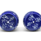 A NEAR PAIR OF CHINESE COBALT-BLUE AND WHITE GARDEN SEATS - Foto 4