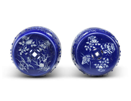 A NEAR PAIR OF CHINESE COBALT-BLUE AND WHITE GARDEN SEATS - Foto 4