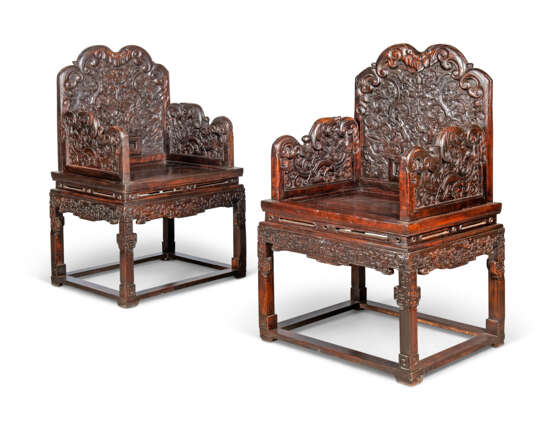 A PAIR OF CHINESE STAINED-PADAUK ARMCHAIRS - Foto 1