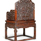 A PAIR OF CHINESE STAINED-PADAUK ARMCHAIRS - Foto 3