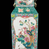 A PAIR OF CHINESE FAMILLE ROSE VASES, MOUNTED AS LAMPS - Foto 4