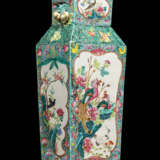 A PAIR OF CHINESE FAMILLE ROSE VASES, MOUNTED AS LAMPS - Foto 5