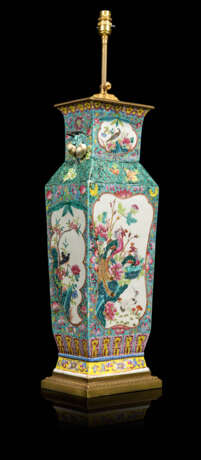A PAIR OF CHINESE FAMILLE ROSE VASES, MOUNTED AS LAMPS - Foto 5