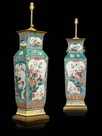 A PAIR OF CHINESE FAMILLE ROSE VASES, MOUNTED AS LAMPS - Foto 6