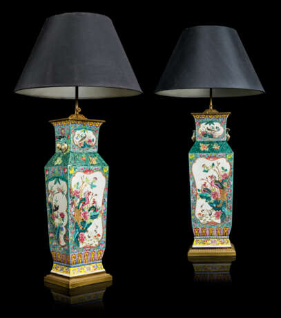 A PAIR OF CHINESE FAMILLE ROSE VASES, MOUNTED AS LAMPS - Foto 7