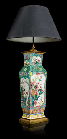 A PAIR OF CHINESE FAMILLE ROSE VASES, MOUNTED AS LAMPS - Foto 8