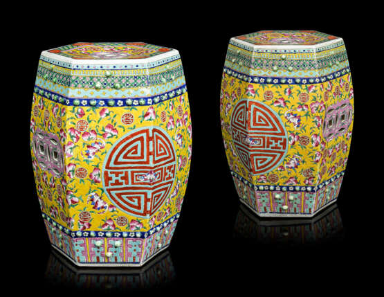 A PAIR OF CHINESE YELLOW-GROUND FAMILLE ROSE HEXAGONAL GARDEN SEATS - Foto 1