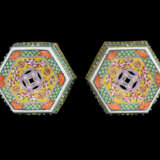 A PAIR OF CHINESE YELLOW-GROUND FAMILLE ROSE HEXAGONAL GARDEN SEATS - Foto 2