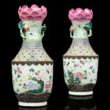 A PAIR OF CHINESE FAMILLE ROSE LOTUS-FORM VASES - Foto 2