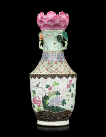 A PAIR OF CHINESE FAMILLE ROSE LOTUS-FORM VASES - Foto 6