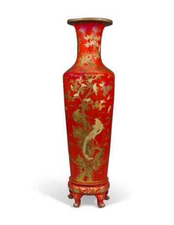 A PAIR OF LARGE RED AND GILT-LACQUER PAPIER MACHE WOOD VASES - фото 3