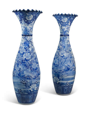 A LARGE PAIR OF JAPANESE BLUE AND WHITE FLARED VASES - photo 3