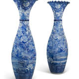 A LARGE PAIR OF JAPANESE BLUE AND WHITE FLARED VASES - фото 3
