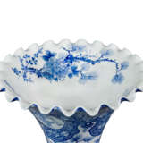 A LARGE PAIR OF JAPANESE BLUE AND WHITE FLARED VASES - Foto 6