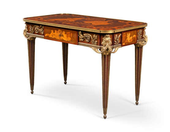Riesener, Jean-Henri. A FRENCH ORMOLU-MOUNTED AMARANTH, SYCAMORE, PLANE AND MARQUETRY CENTRE-TABLE - Foto 2