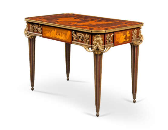 Riesener, Jean-Henri. A FRENCH ORMOLU-MOUNTED AMARANTH, SYCAMORE, PLANE AND MARQUETRY CENTRE-TABLE - Foto 4