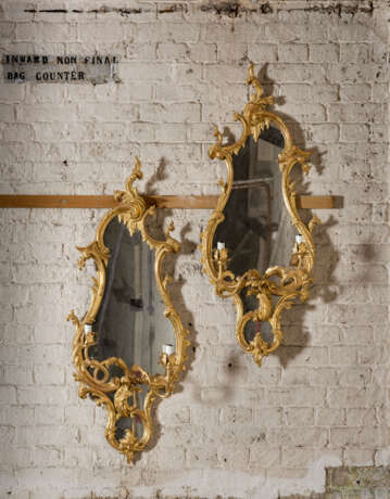 A PAIR OF GILTWOOD AND GILT-GESSO GIRANDOLE MIRRORS - фото 1