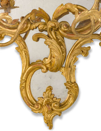 A PAIR OF GILTWOOD AND GILT-GESSO GIRANDOLE MIRRORS - Foto 5