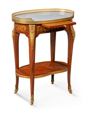 A FRENCH ORMOLU-MOUNTED MAHOGANY, PINE AND STAINED FRUITWOOD MARQUETRY OCCASIONAL TABLE - фото 2