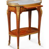 A FRENCH ORMOLU-MOUNTED MAHOGANY, PINE AND STAINED FRUITWOOD MARQUETRY OCCASIONAL TABLE - Foto 2