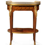 A FRENCH ORMOLU-MOUNTED MAHOGANY, PINE AND STAINED FRUITWOOD MARQUETRY OCCASIONAL TABLE - Foto 4