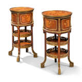 A NEAR PAIR OF FRENCH ORMOLU-MOUNTED KINGWOOD, BOIS SATINE AND SYCAMORE MARQUETRY BEDSIDE TABLES - Foto 1