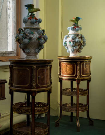A NEAR PAIR OF FRENCH ORMOLU-MOUNTED KINGWOOD, BOIS SATINE AND SYCAMORE MARQUETRY BEDSIDE TABLES - Foto 2