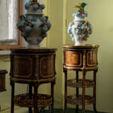 A NEAR PAIR OF FRENCH ORMOLU-MOUNTED KINGWOOD, BOIS SATINE AND SYCAMORE MARQUETRY BEDSIDE TABLES - Foto 2