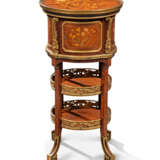 A NEAR PAIR OF FRENCH ORMOLU-MOUNTED KINGWOOD, BOIS SATINE AND SYCAMORE MARQUETRY BEDSIDE TABLES - Foto 3