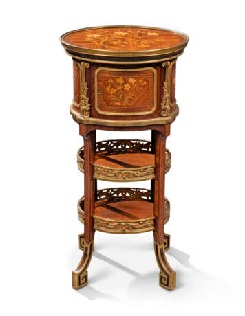 A NEAR PAIR OF FRENCH ORMOLU-MOUNTED KINGWOOD, BOIS SATINE AND SYCAMORE MARQUETRY BEDSIDE TABLES - фото 3